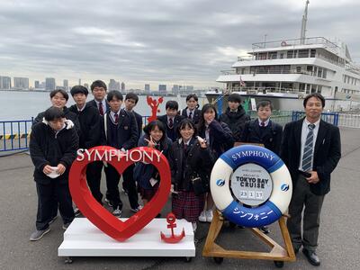 日の出埠頭　乗船前にクラス集合写真撮影