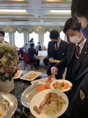 東京湾の上でランチ
