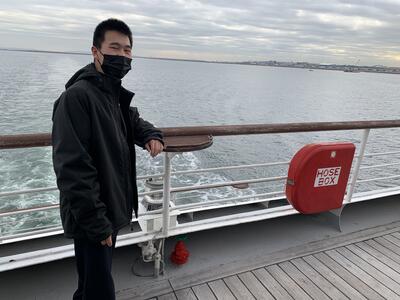 ランチの後はデッキで海を眺めます