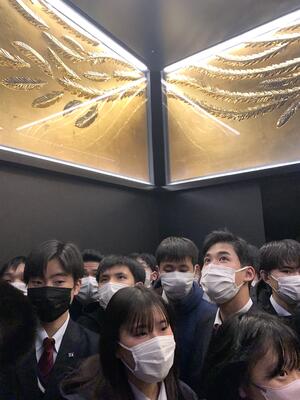 エレベーターで上昇中