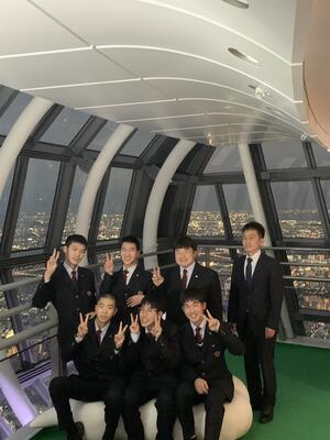 夜になり、煌めく背景で写真撮影