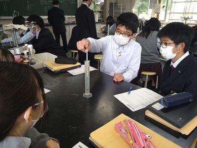 試料に比重計を沈める