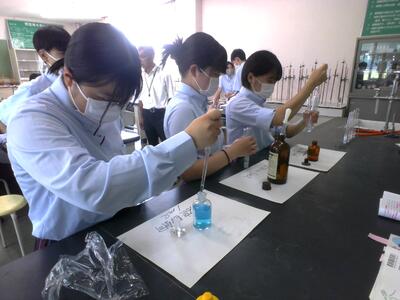 酸、アルコール、金属を加える