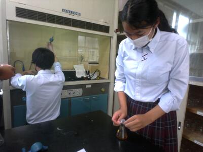 フラスコに栓をする