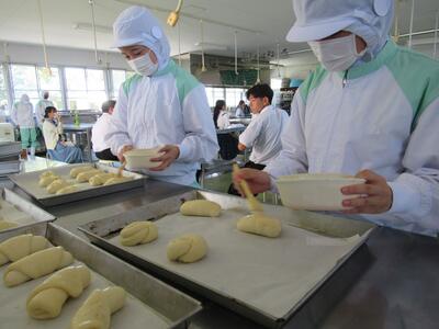 先輩たちが仕上げをサポート