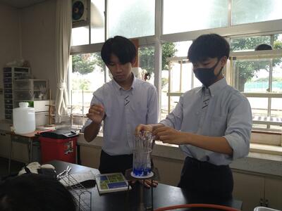 湯浴中で加熱します