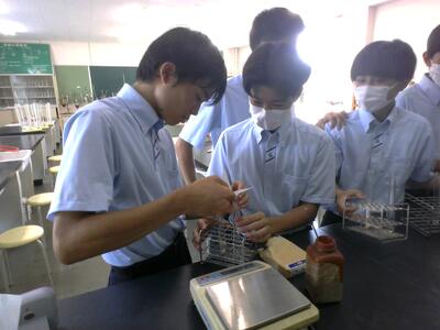 試薬をはかり入れる