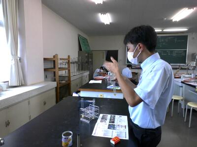 手で仰いでにおいを確認