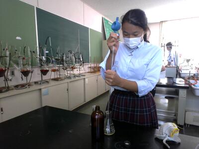 試料に試薬を加える