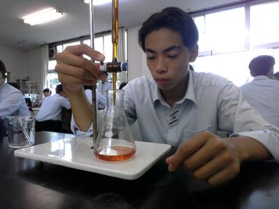 滴定を進めると橙色になります