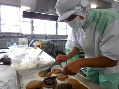 手作りのあんを挟みます