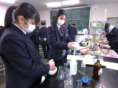 果実をすり潰して希釈します