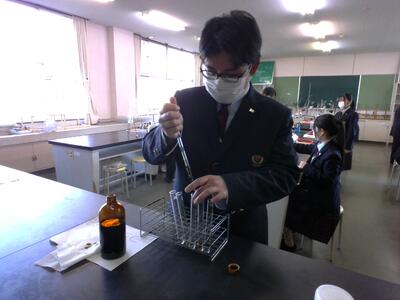 ヨウ素溶液を加える