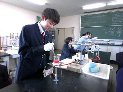 加熱して毛糸に色素を移す