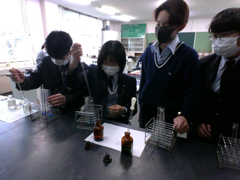 フェーリング液に糖液を加える