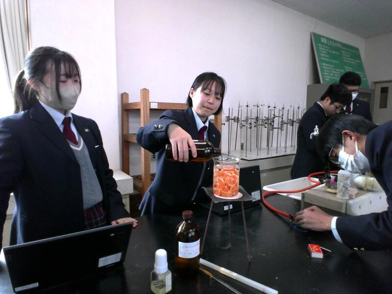 塩酸に入れて温めます