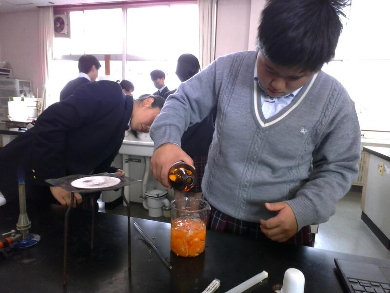 洗浄後、水酸化ナトリウムを加えます