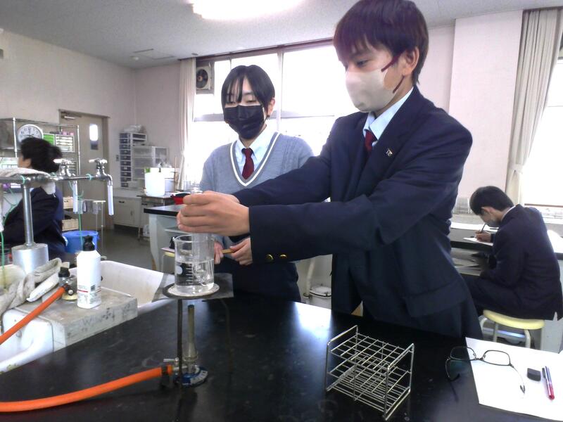 約６０℃の湯浴中で加熱する