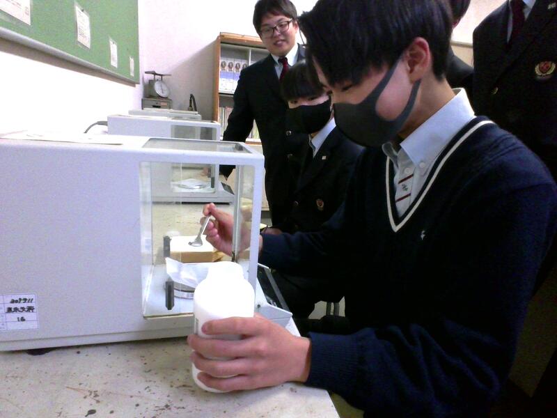 塩化ナトリウムを精秤する