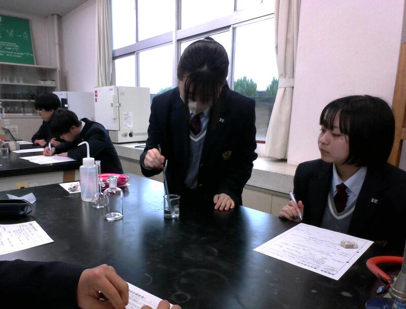 蒸留水で溶かす