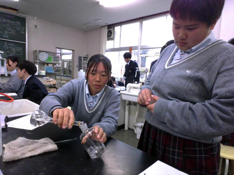 試薬びんで保存します