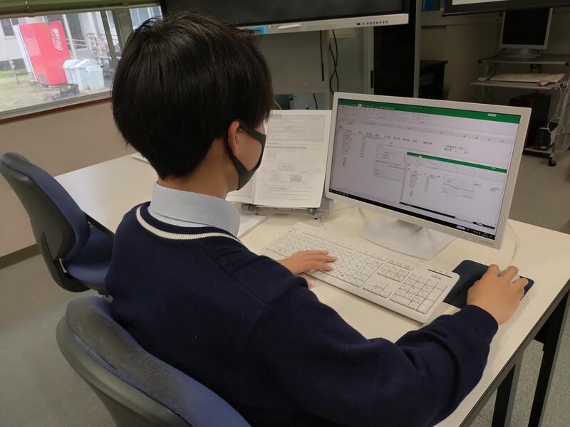 テキストや先生の画面を見ながら入力