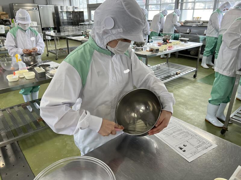 卵白を泡立ててメレンゲづくり