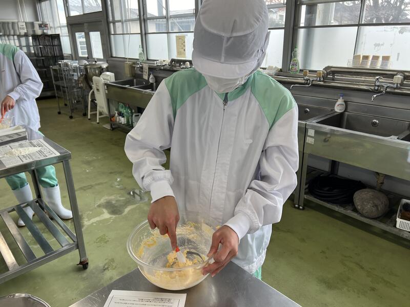 生地をまぜまぜ