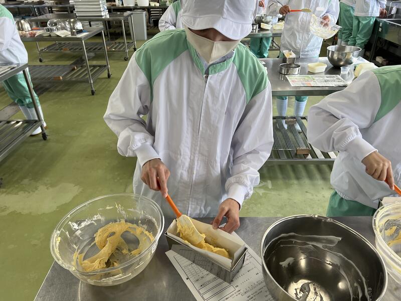 型に生地を入れていく