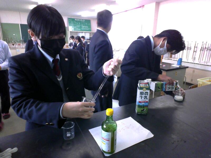 牛乳とレモン汁をはかる