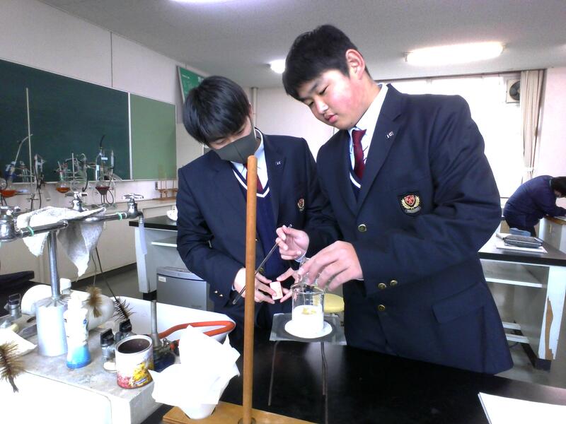 牛乳を加熱してレモン汁を加える