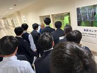 果実連にて工場の見学をする生徒