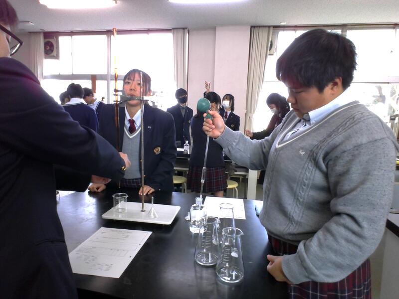 コニカルビーカーに塩化ナトリウ標準液を入れる