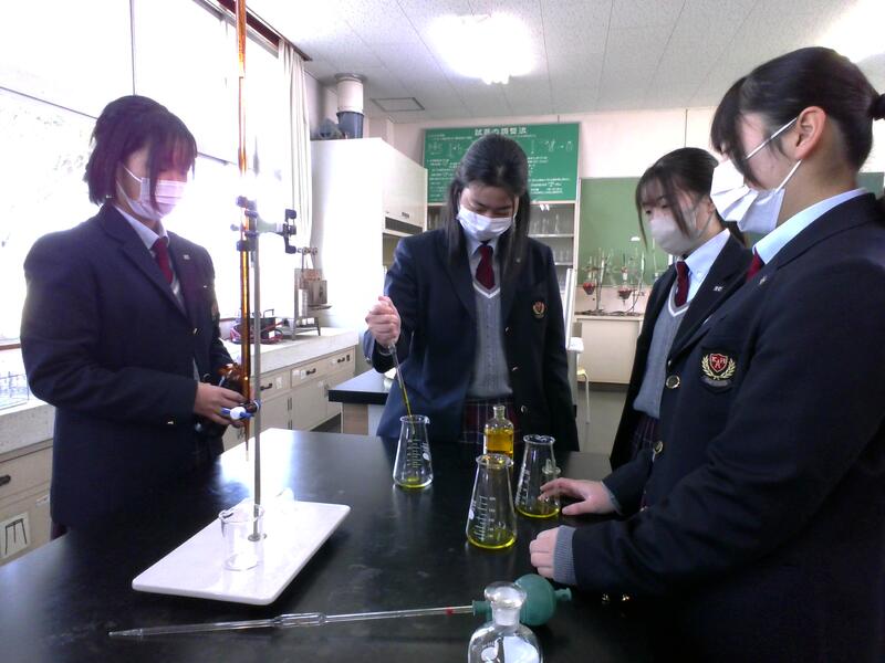 指示薬を加えると黄色になりました