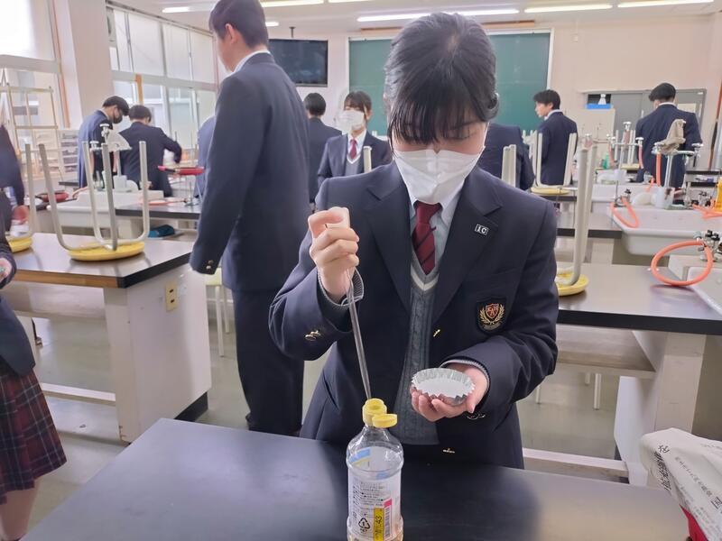 砂糖、水、酢をカップに加える