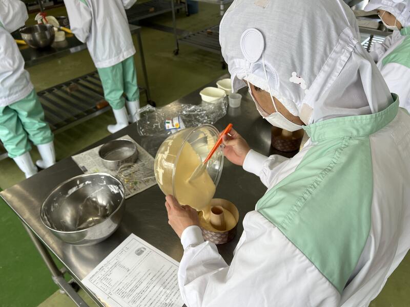 シフォン型に生地を流し入れます