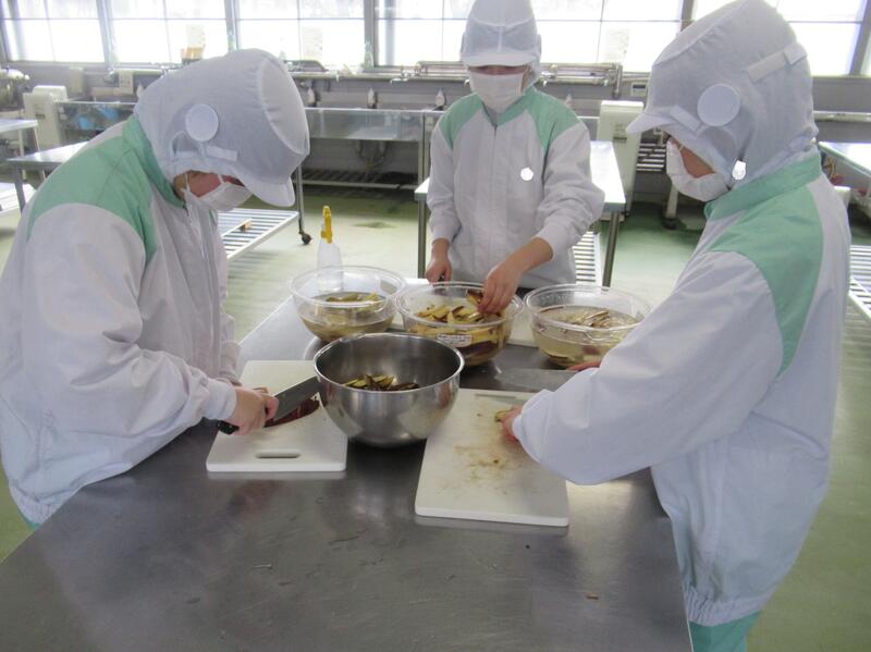 サツマイモを細長く切ります