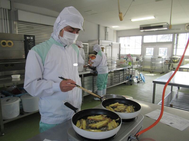 芋を束にして揚げていきます