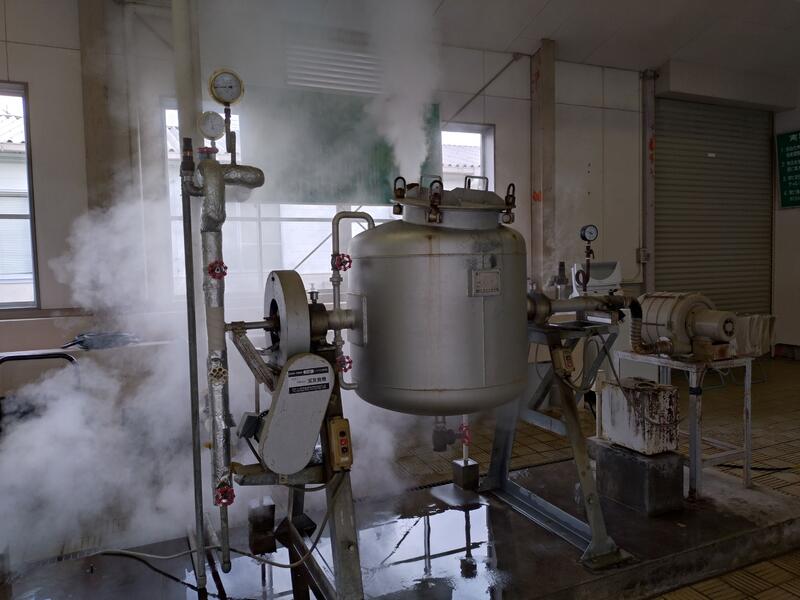 圧力をかけて大豆を蒸す