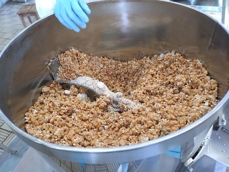 大豆、塩、麹、煮汁を混ぜます