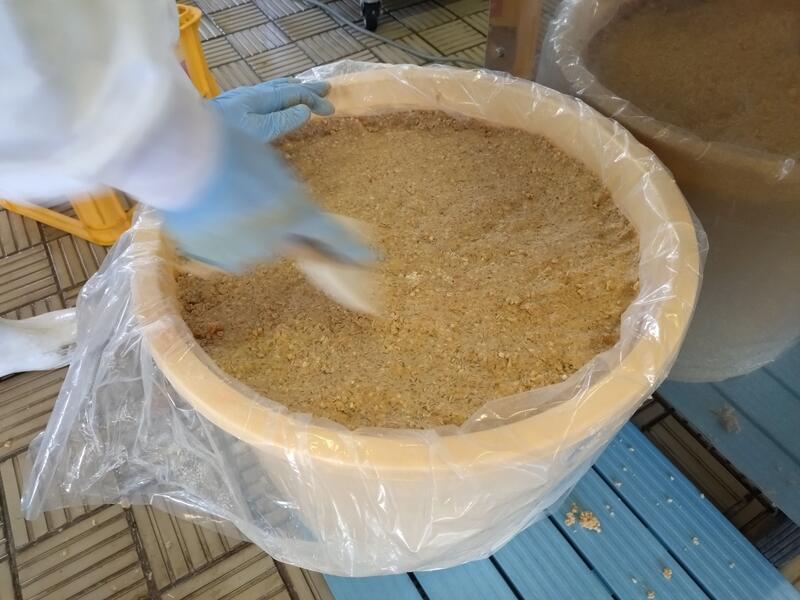 隙間なく樽に詰めて熟成させます