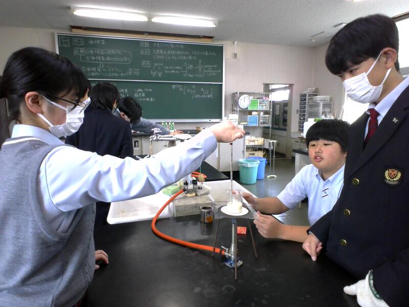 １つは８０℃に温めます