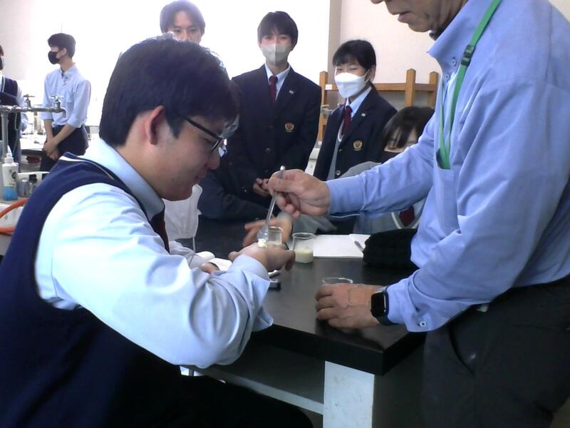 塊を食べてみます