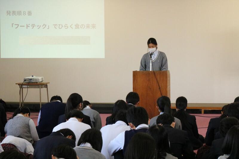 真剣に発表を聞きます