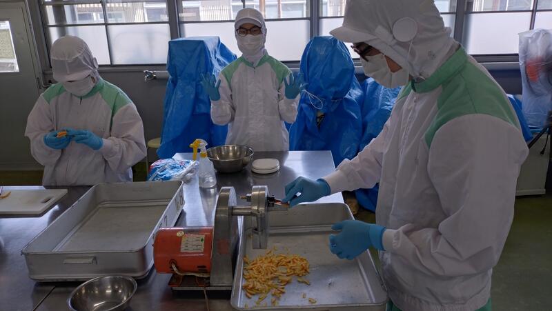 皮は機械で小さくカット