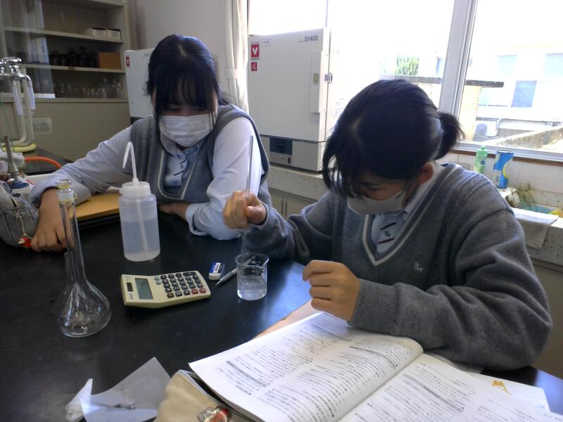 もう一つの標準液も同様に溶かします