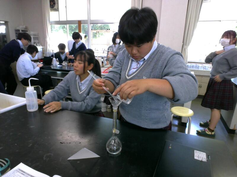 メスフラスコに入れます