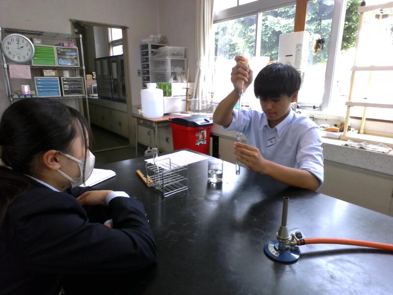駒込ピペットで水をはかる