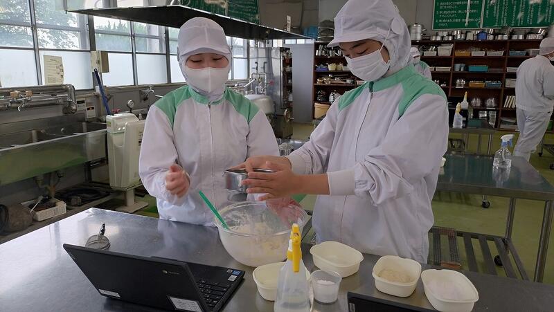 材料を混ぜます