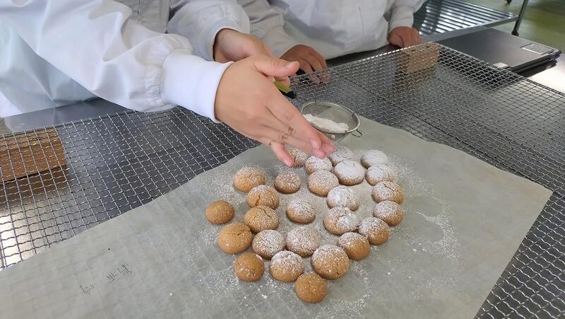 冷めたら粉砂糖をまぶす